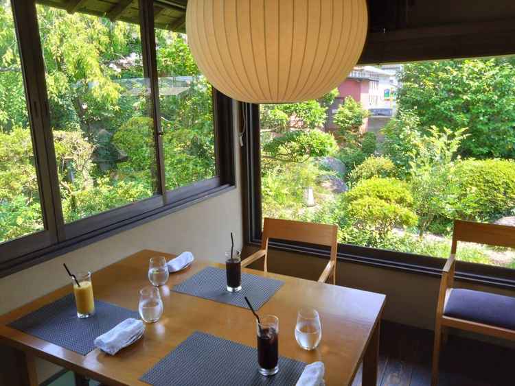 ご試食を頂いた空間  窓から外の和風なお庭が見える場所