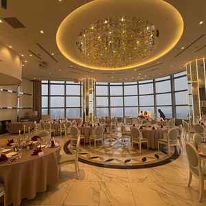 披露宴会場。天井が高く、窓が大きく、開放感のある会場。