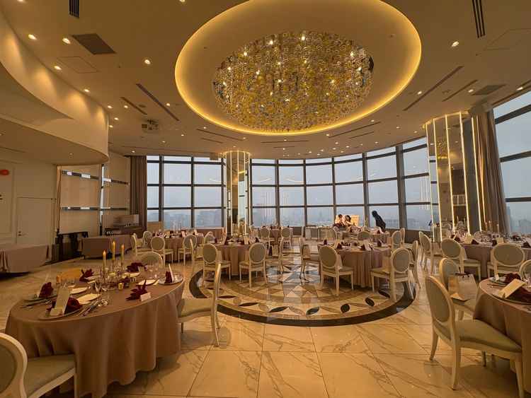 披露宴会場。天井が高く、窓が大きく、開放感のある会場。