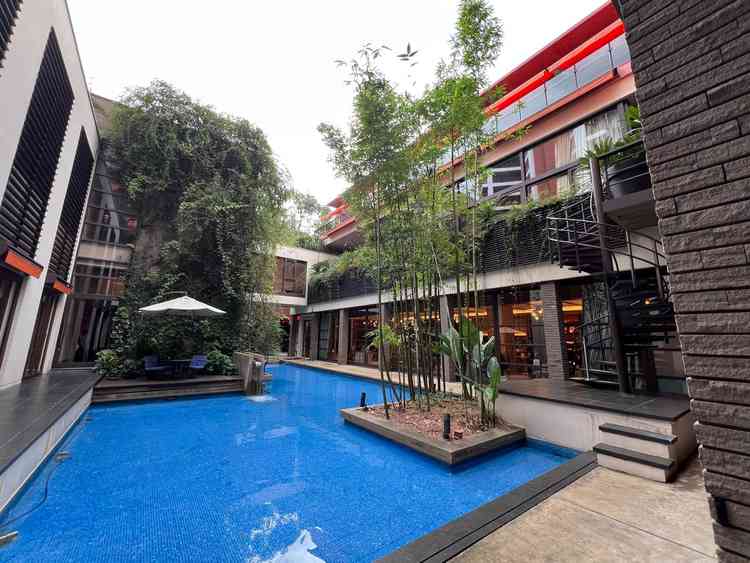 建物の真ん中にプール