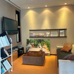 打ち合わせのロビーです。2階にサロンがあり、実際にドレスやタキシードを見ることができました。