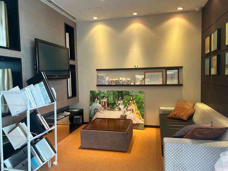 打ち合わせのロビーです。2階にサロンがあり、実際にドレスやタキシードを見ることができました。