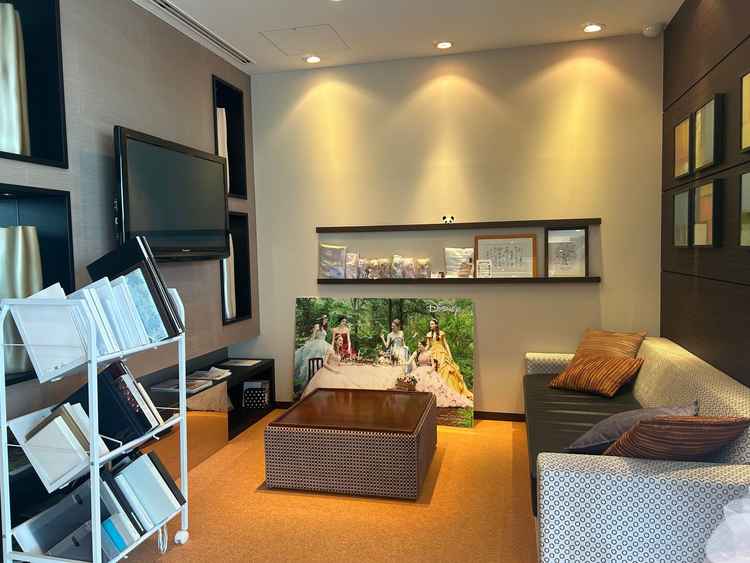 打ち合わせのロビーです。2階にサロンがあり、実際にドレスやタキシードを見ることができました。