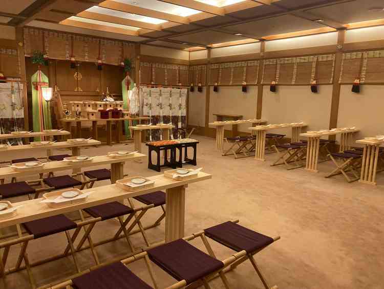 神社の内部。参列する人もかなりの人数が入れるようでした。