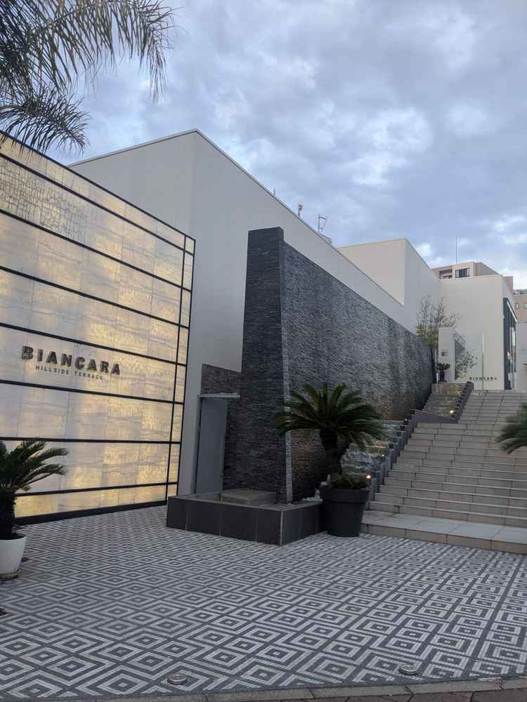 入り口の写真。ゲストは正面の階段から上がるそうです。