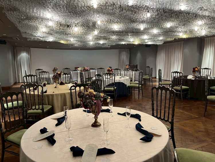 コンパクトなほうの会場「UNIQUE」です。天井の電球が圧巻でした。