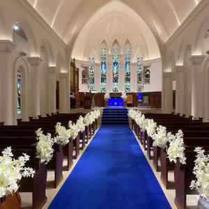 青のバージンロードが映えているかつステンドグラスで素敵でした。