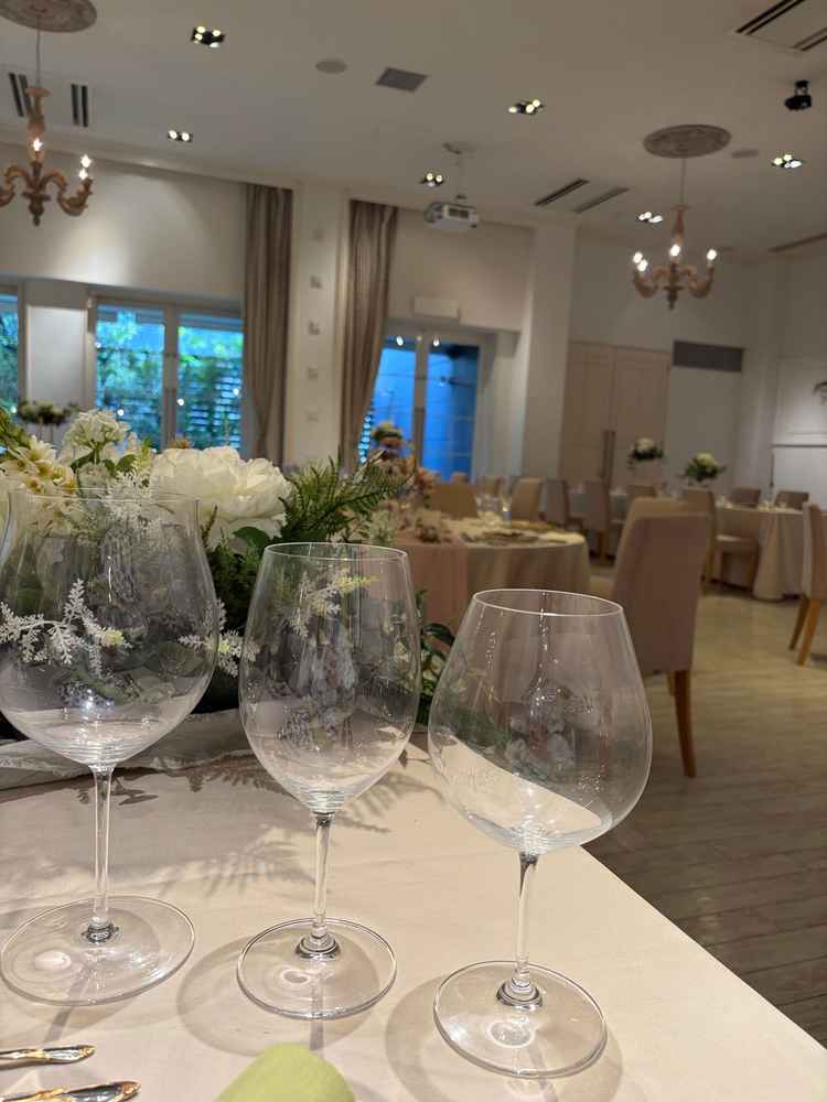 白基調の披露宴会場でとても好みとマッチしていた。外からの光も入ってきていい感じだった。