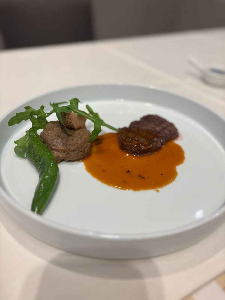 お肉料理です。