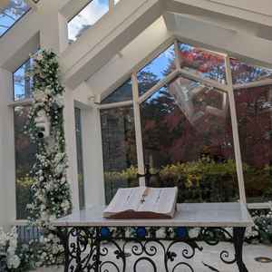 チャペル。窓がたくさんあり自然と日光をたくさん感じられる開放的なチャペルだった。