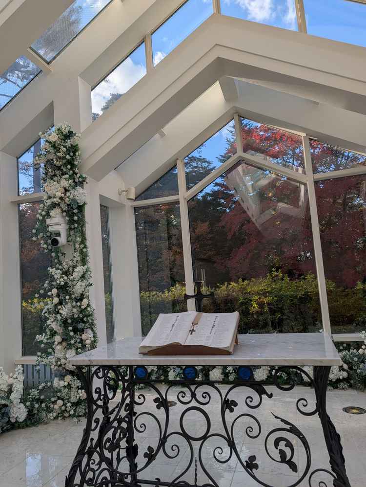 チャペル。窓がたくさんあり自然と日光をたくさん感じられる開放的なチャペルだった。