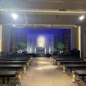 都内のホテルに内蔵されたチャペルの中ではかなり広々としたチャペル。水も流れています。