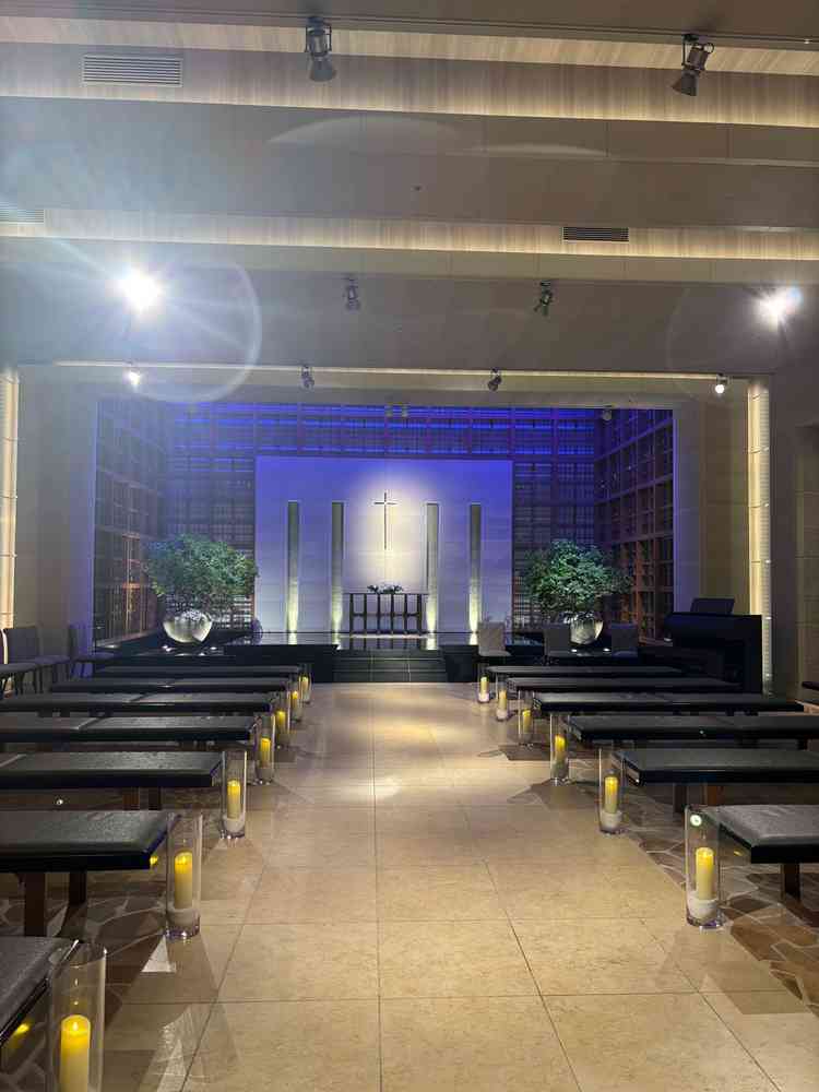 都内のホテルに内蔵されたチャペルの中ではかなり広々としたチャペル。水も流れています。