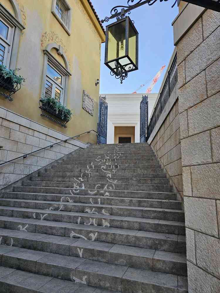 雄しべ、雌しべのツタが2人を表していて、それが1つになっているのがお洒落だと思いました。