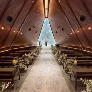 チャペルに入場した時の写真。木目調の感じが綺麗でした。