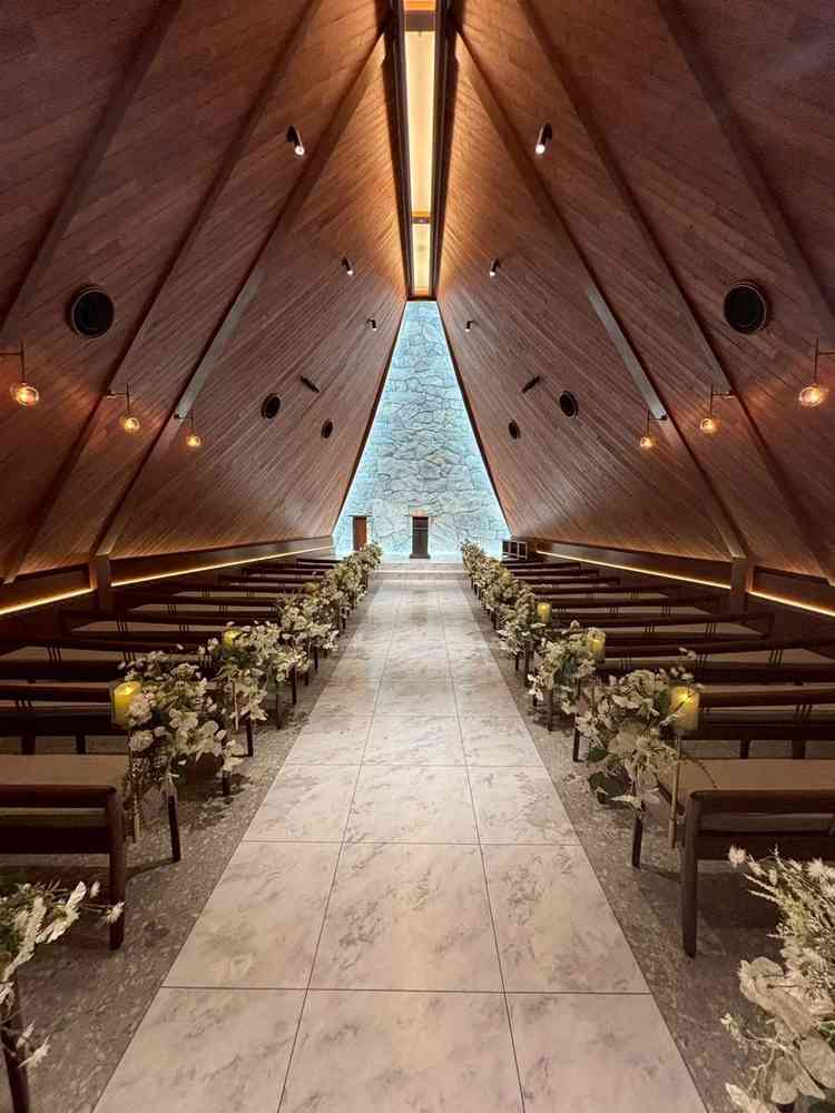 チャペルに入場した時の写真。木目調の感じが綺麗でした。