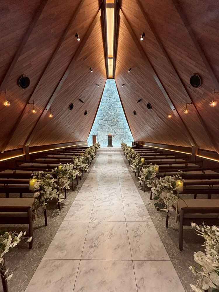 チャペルに入場した時の写真。木目調の感じが綺麗でした。