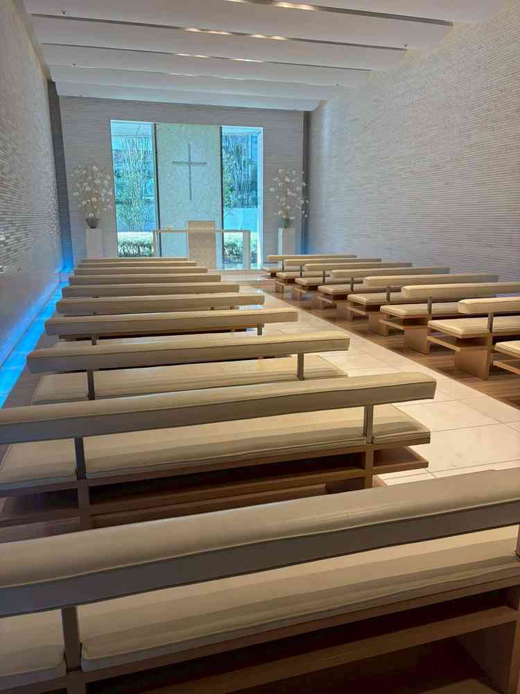 チャペルのカーテンを開けた状態です。白基調で明るかったです。