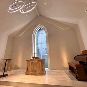 チャペルは新しくしたばかりで、シンプルで洗練された感じでイメージでした。