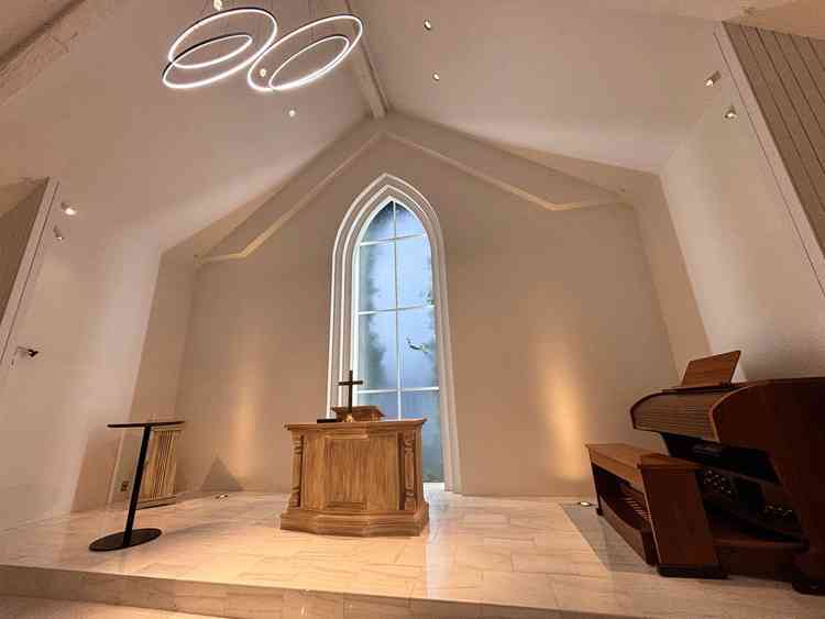 チャペルは新しくしたばかりで、シンプルで洗練された感じでイメージでした。