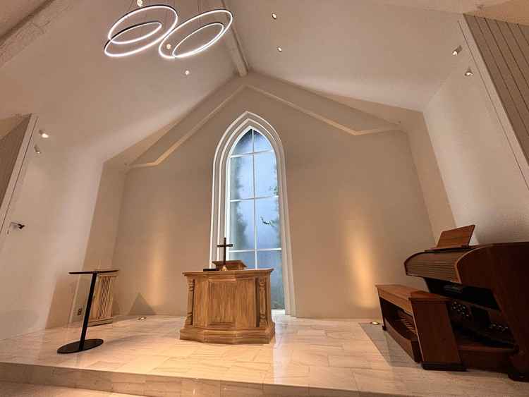 チャペルは新しくしたばかりで、シンプルで洗練された感じでイメージでした。