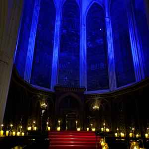 チャペルの光はそのシーンによって色や明るさを変えることができる。