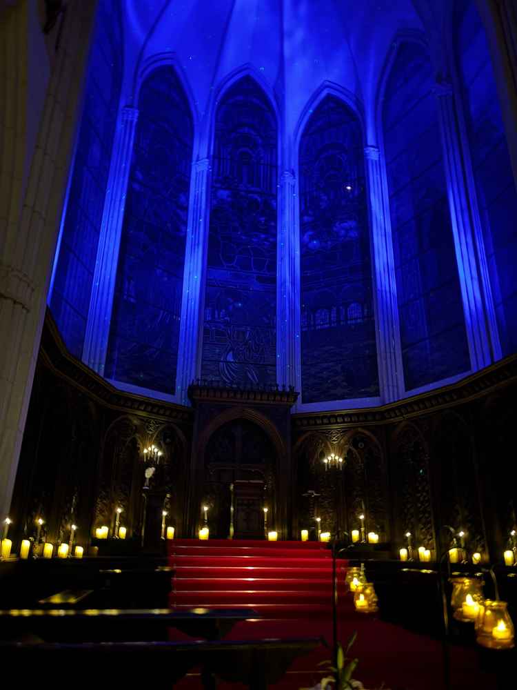 チャペルの光はそのシーンによって色や明るさを変えることができる。