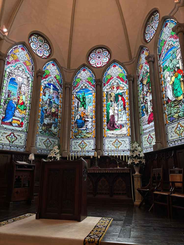 自然光で光が差し込み、絵が物語を描いている。わざと低めに設定されており、考えられている。