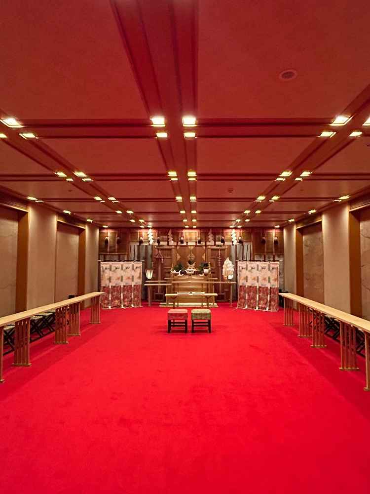 神前式会場の写真。深紅の色味が高級感に溢れていたのと、厳かな雰囲気でした。