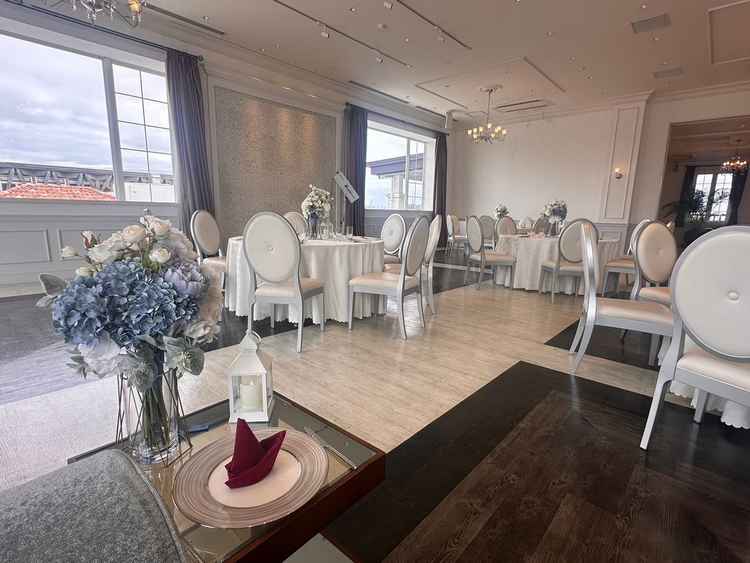 白がベースの披露宴会場のvista TIERRA(ヴィスタ ティエラ)