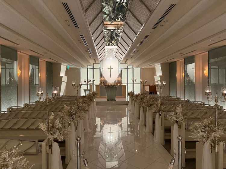 チャペル。自然光は入らないが、光の演出や白基調の空間が幻想的な雰囲気をつくりだしていた。光の演出も良