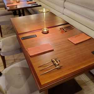 普段レストランとして使用されています。食器も椅子もソファも可愛いです。