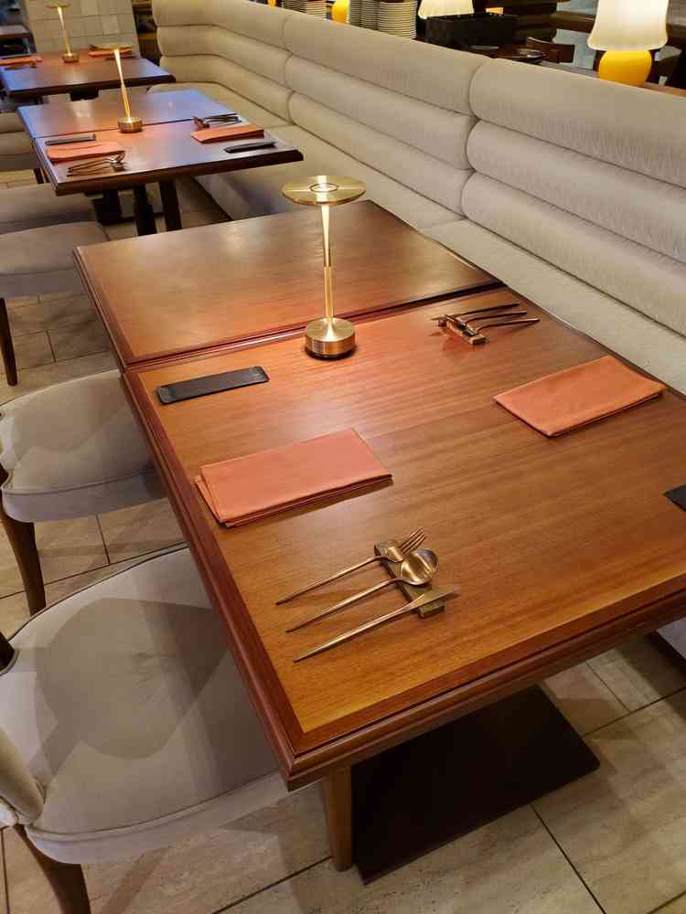 普段レストランとして使用されています。食器も椅子もソファも可愛いです。