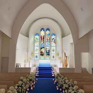 青いバージンロードは白いドレスがとても映えそうでよかった。天井の高さもあり開放的なチャペルでよかった