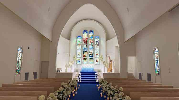 青いバージンロードは白いドレスがとても映えそうでよかった。天井の高さもあり開放的なチャペルでよかった