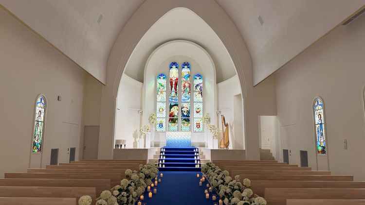 青いバージンロードは白いドレスがとても映えそうでよかった。天井の高さもあり開放的なチャペルでよかった