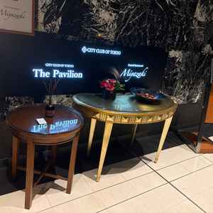 入口のエレベーターを降りた直後の案内板。当日シェフとなるレストランが併設されている。