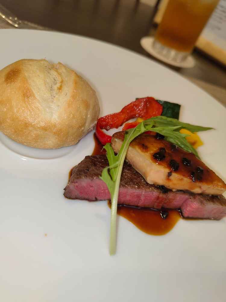 お肉料理。運ばれてきた時に既にお肉がカットされていた為にお箸で頂く事も可能です◎