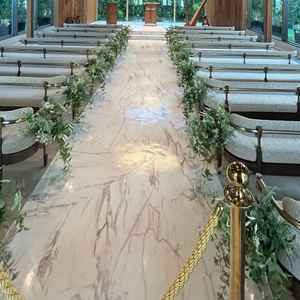 開放的な空間を演出したバージンロード。