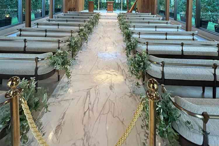 開放的な空間を演出したバージンロード。