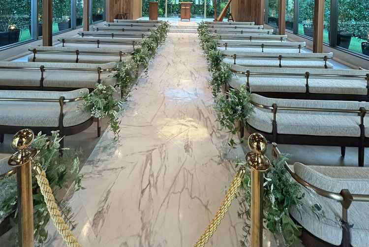 開放的な空間を演出したバージンロード。