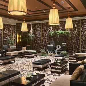 重厚感があり広くて明るい待合スペースで、ゲストもゆっくり過ごせそうでした。