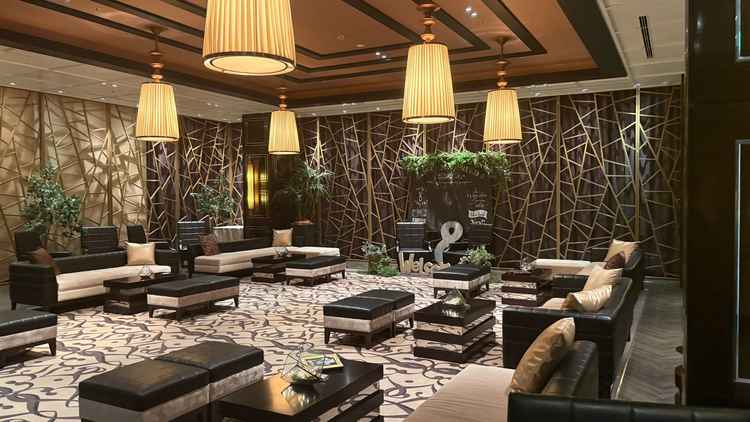 重厚感があり広くて明るい待合スペースで、ゲストもゆっくり過ごせそうでした。