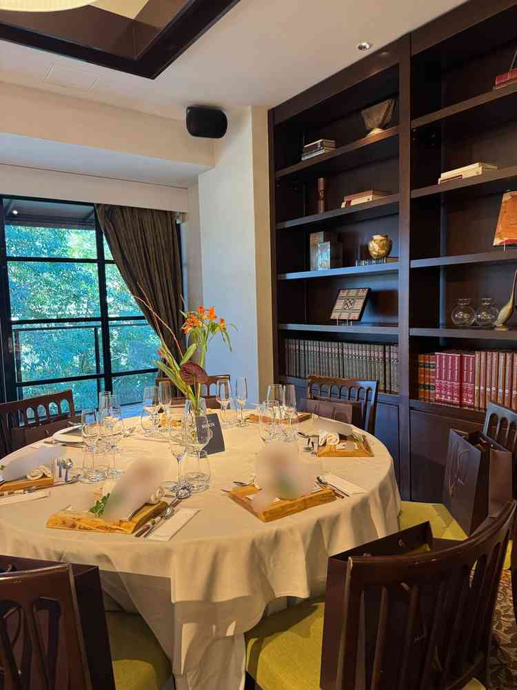 披露宴会場のテーブルの写真です。木製のプレートや箸を使用しており、会場の雰囲気に合っていました。