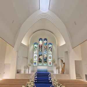 チャペルの天井が高く、華やかな印象でした