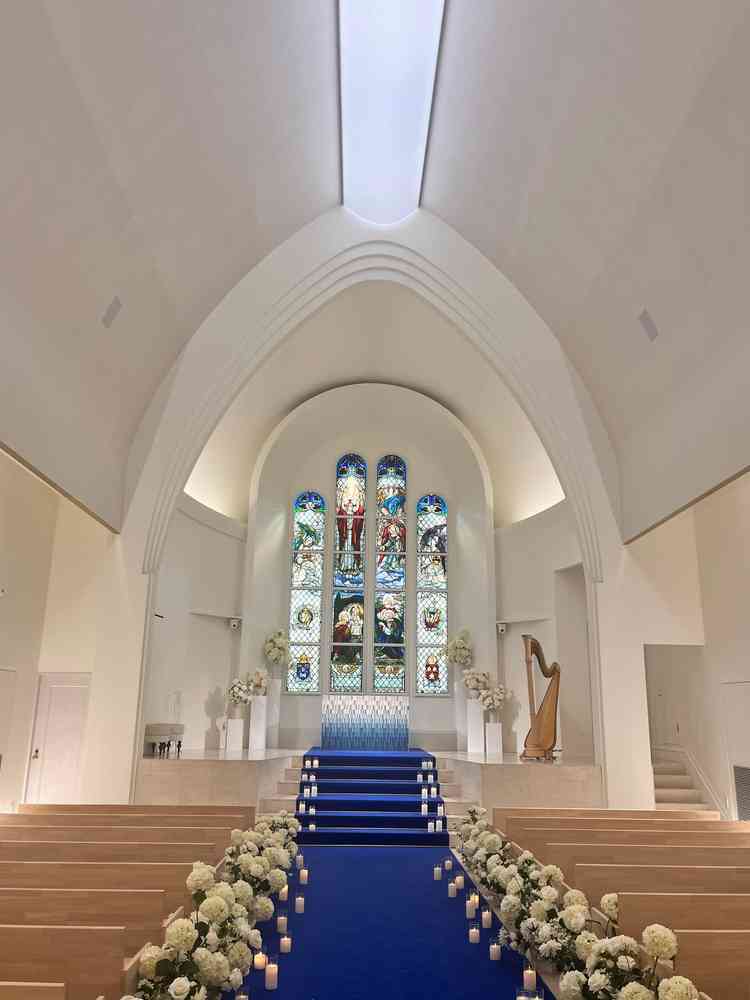 チャペルの天井が高く、華やかな印象でした