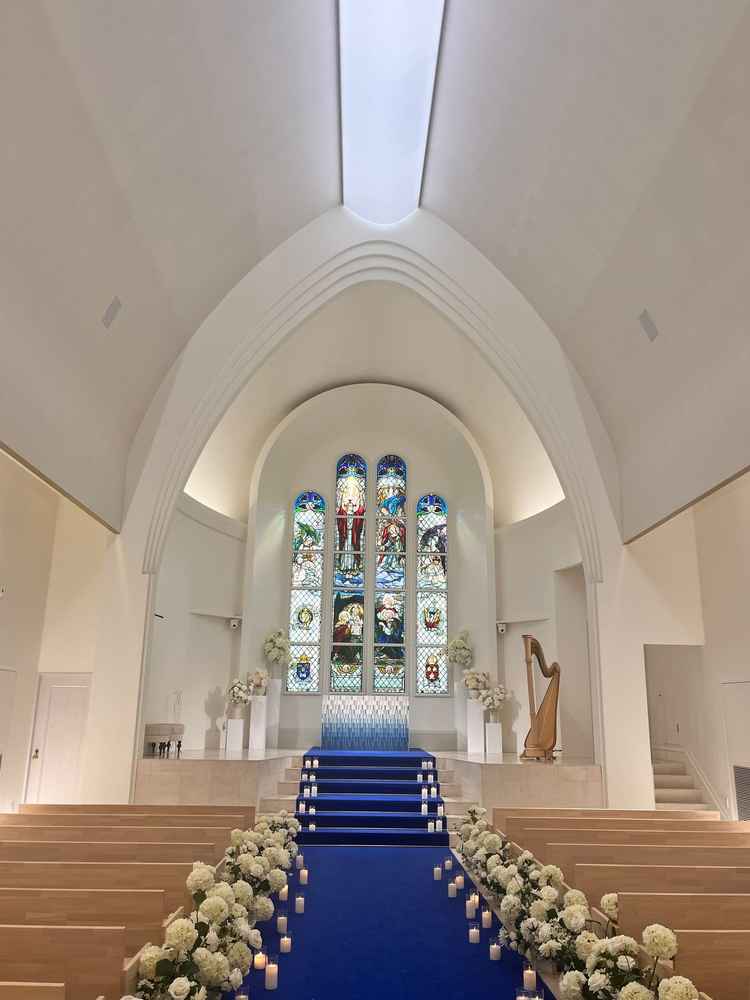 チャペルの天井が高く、華やかな印象でした