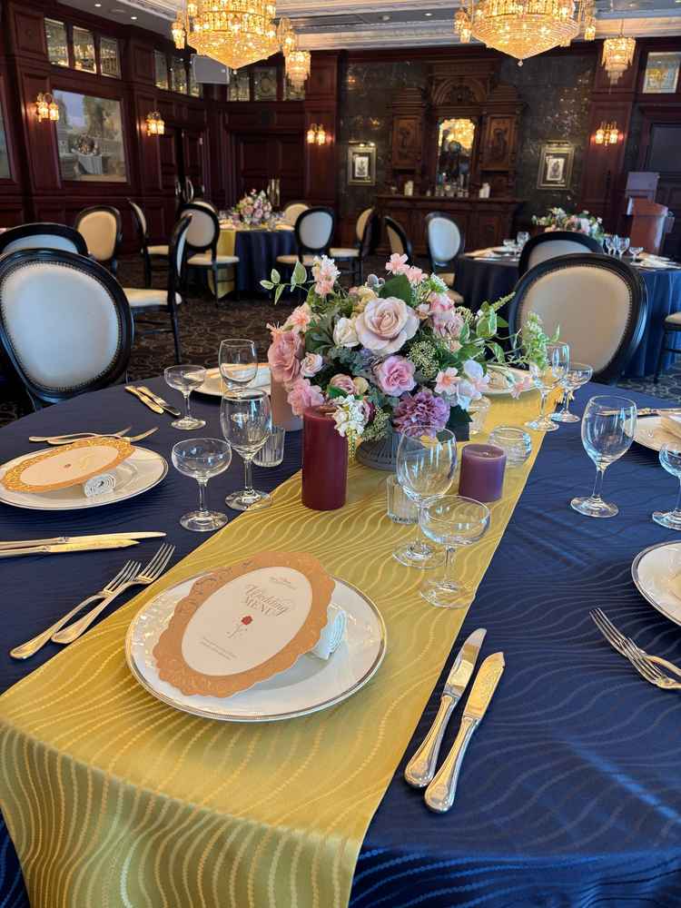 披露宴の装飾の例。美女と野獣モチーフで素敵でした。イメージがしやすくなりました。