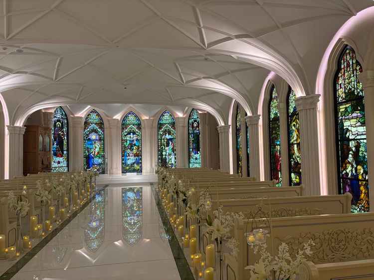 チャペルの道がとても広くて反射して素敵です。