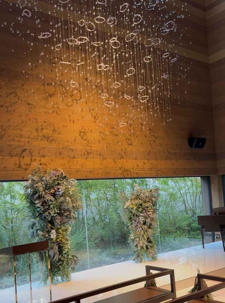 上の雫みたいな飾りがすごく綺麗でいい！